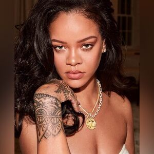 FENTY BEAUTY by🎵Rihanna
NIB FENTY CHEEKS:SUEDE POWDER BLUSH-04 SUMMERTIME WINE🍷